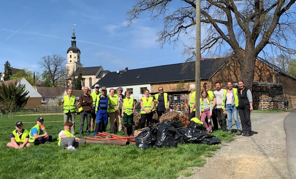 Das Team nach der Sammelaktion mit dem gesammelten Müll