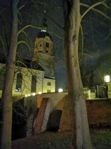 Ansicht der Kirchbrücke mit Adventkalender vom Husarensteg aus