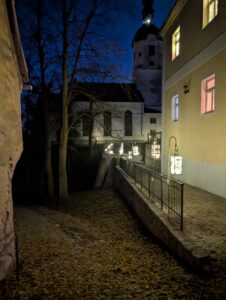 Ansicht des Zuganges zur Kirchbrücke vom Torbogen des Schlossplatzes aus