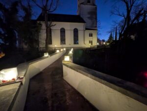 Ansicht der Kirchbrücke mit Adventkalender von der Schloss-Seite aus mit Blick auf die Kirche